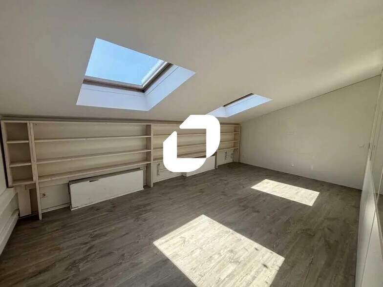 Office in Bordeaux for lease - Interior Photo - Image 1 of 9