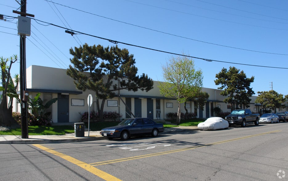 1001-1025 W 18th St, Costa Mesa, CA for lease - Primary Photo - Image 1 of 8