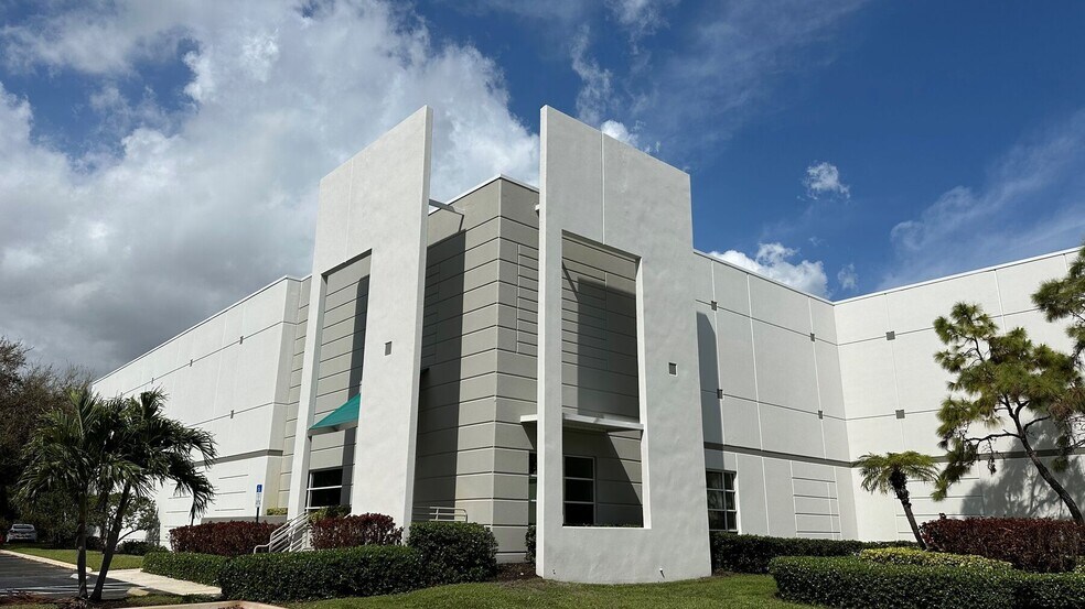 2035 High Ridge Rd, Boynton Beach, FL for lease - Building Photo - Image 1 of 4
