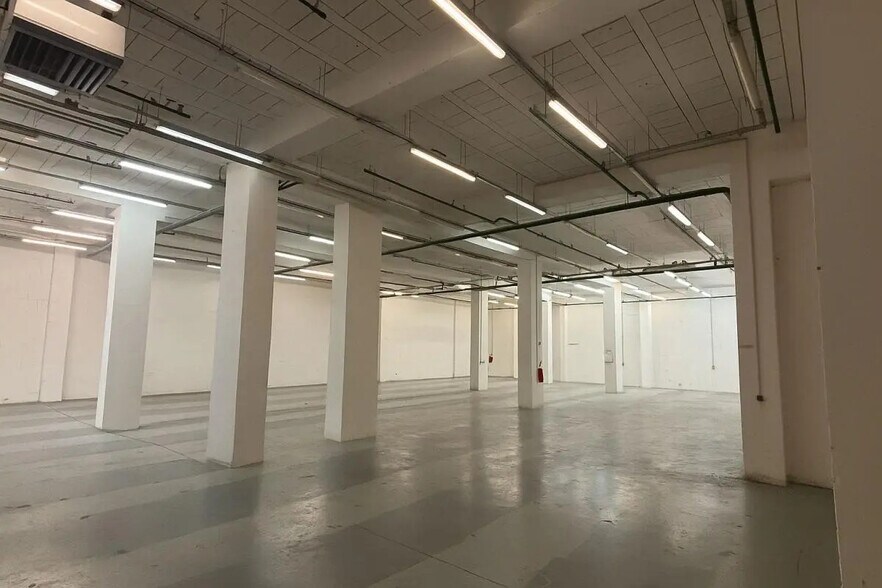 Industrial in Bagnolet for lease - Interior Photo - Image 1 of 6