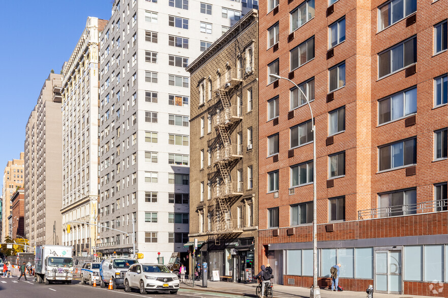 35-37 7th Ave, New York, NY for lease - Building Photo - Image 2 of 5