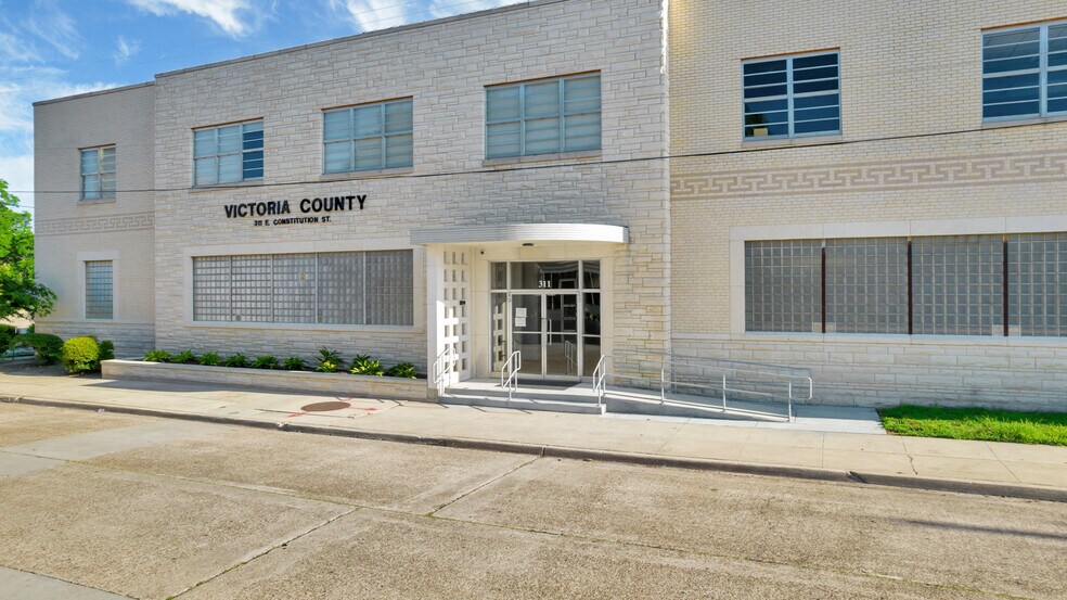 311 E Constitution St, Victoria, TX for lease - Building Photo - Image 2 of 29