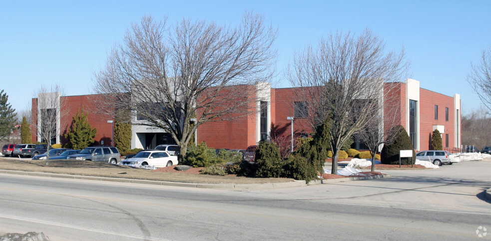 300 Metro Center Blvd, Warwick, RI for lease - Building Photo - Image 1 of 9