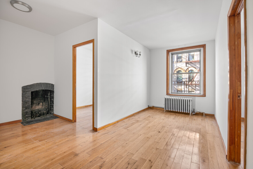 216 Thompson St, New York, NY for sale - Building Photo - Image 2 of 11