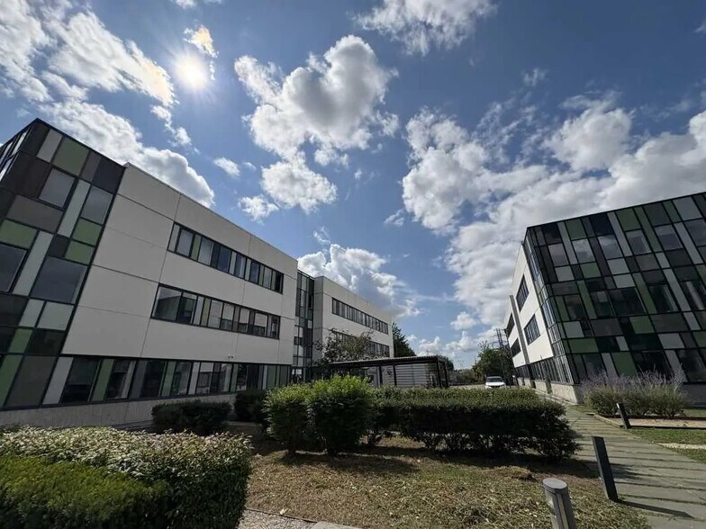 Office in Lyon for lease - Building Photo - Image 2 of 14