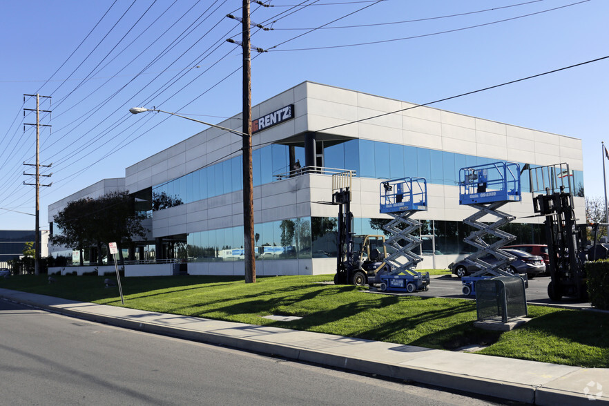 1063 McGaw Ave, Irvine, CA for lease - Building Photo - Image 3 of 7