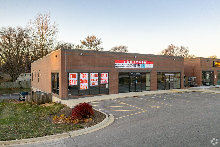 12205-12211 Shawnee Mission Pky, Shawnee, KS for lease - Building Photo - Image 2 of 9