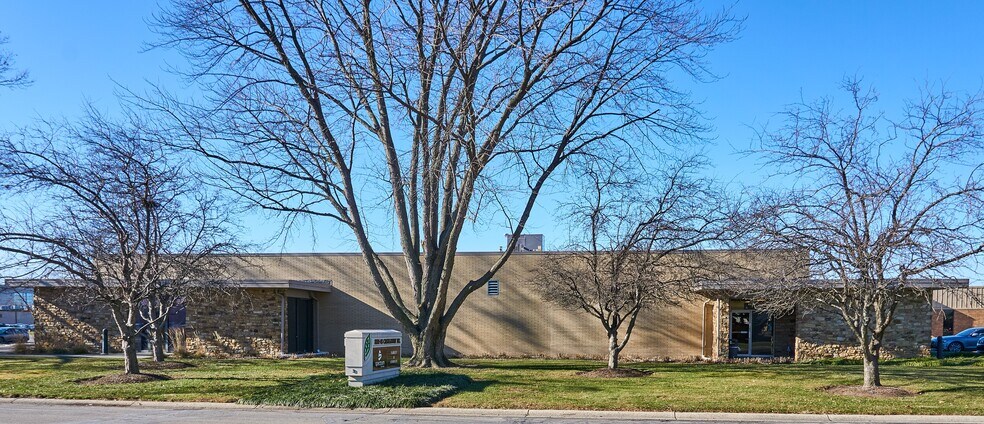 8005-8009 Castleway Dr, Indianapolis, IN for lease - Building Photo - Image 1 of 2