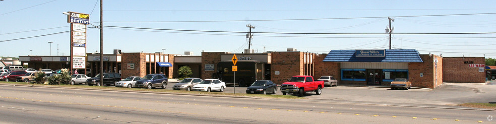 8103-8127 Culebra Rd, San Antonio, TX for lease - Primary Photo - Image 1 of 9