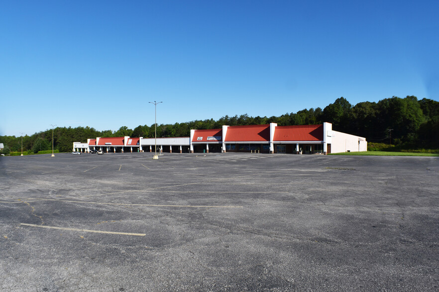 700-712 Chief Martin St, Madison, NC for sale - Building Photo - Image 1 of 1