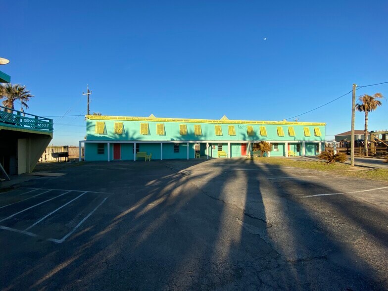 330 Coral Ct, Surfside Beach, TX for sale - Building Photo - Image 1 of 1