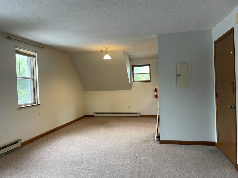 27 Moss St, Pawcatuck, CT for sale - Building Photo - Image 3 of 17