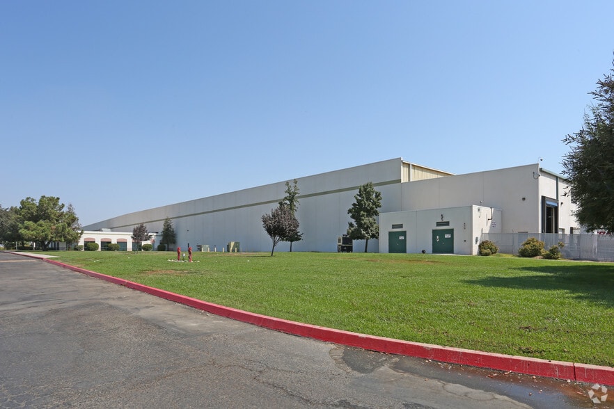 2500 N Plaza Dr, Visalia, CA for lease - Building Photo - Image 2 of 7