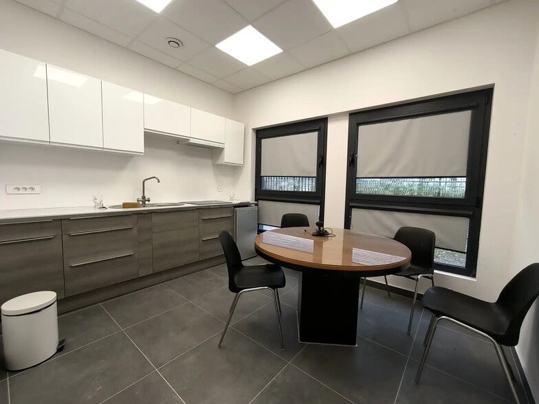 Flex in Saint-Leu-la-Forêt for lease - Interior Photo - Image 3 of 7