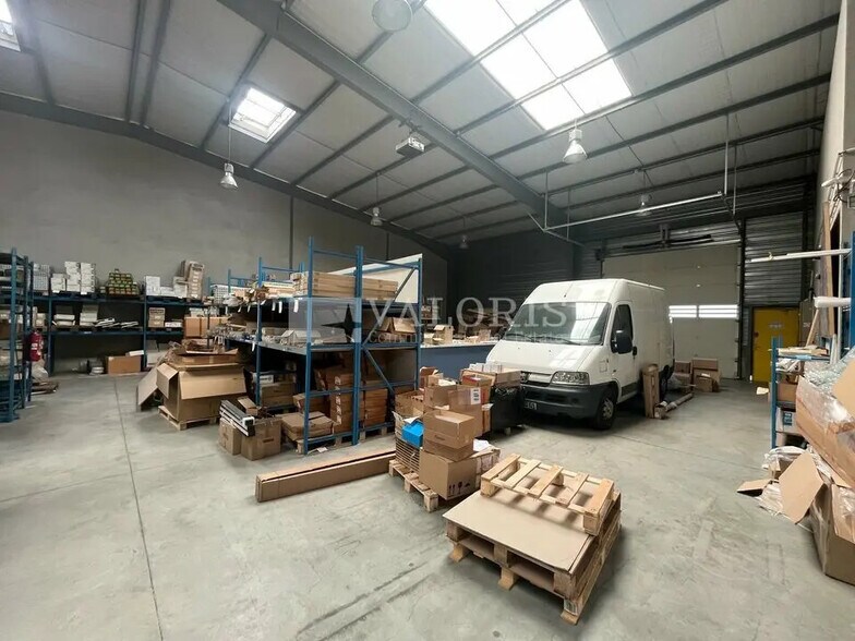 Industrial in Vaulx-en-Velin for lease - Interior Photo - Image 3 of 21