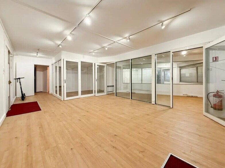 Office in Paris for lease - Building Photo - Image 2 of 6