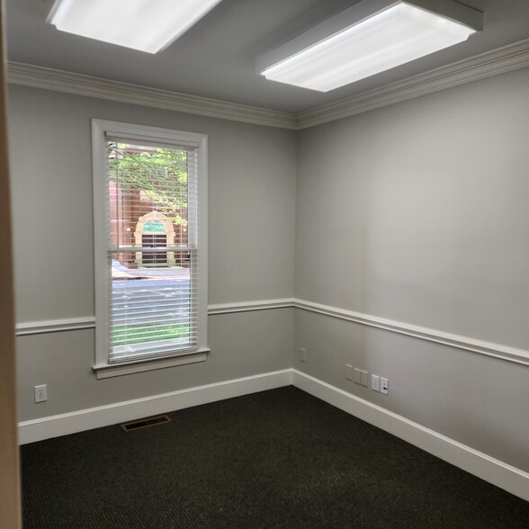 1120 East Blvd, Charlotte, NC for lease - Interior Photo - Image 3 of 8