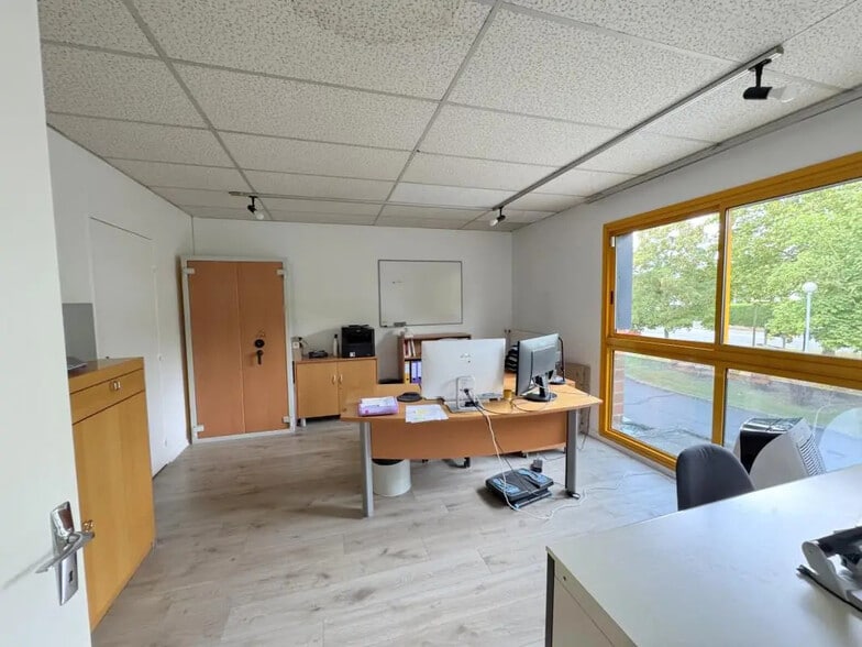 Office in SAINT-OUEN-L'AUMONE for sale - Interior Photo - Image 3 of 14