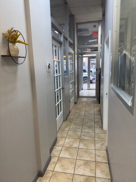 817 Westchester Ave, Bronx, NY for lease - Interior Photo - Image 2 of 10