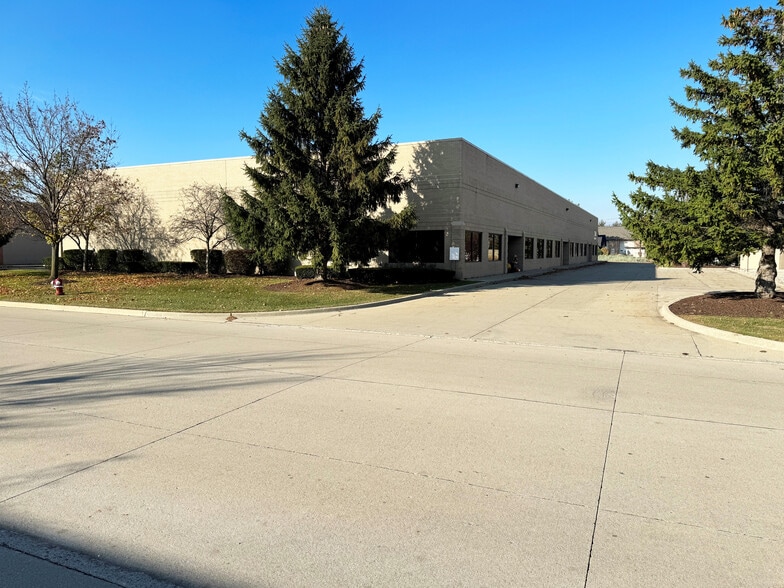 13417-13423 W Star Dr, Shelby Township, MI for lease - Building Photo - Image 1 of 3