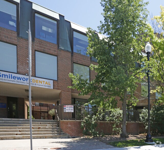 114 Lakeshore Rd E, Oakville, ON for lease - Building Photo - Image 2 of 3