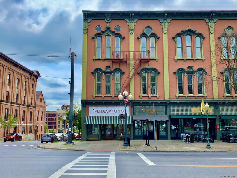 472 Broadway, Saratoga Springs, NY for sale - Primary Photo - Image 1 of 1