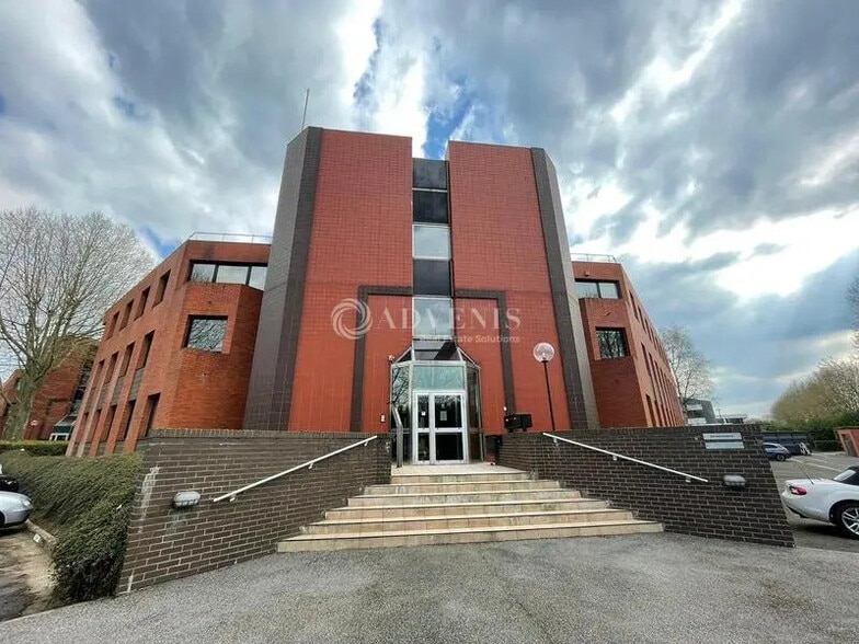 Office in Montigny-le-Bretonneux for lease - Building Photo - Image 1 of 6