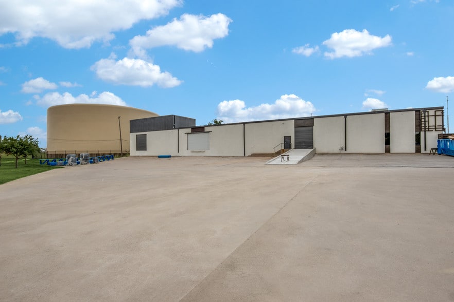 13840 Denton Dr, Farmers Branch, TX for lease - Building Photo - Image 2 of 29