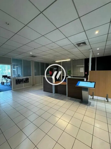 Office in Roissy-en-France for sale - Lobby - Image 2 of 11
