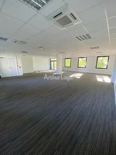 Office in Reims for lease - Building Photo - Image 2 of 10