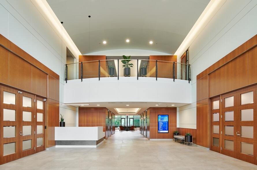 10900 Wayzata Blvd, Minnetonka, MN for lease - Lobby - Image 2 of 7