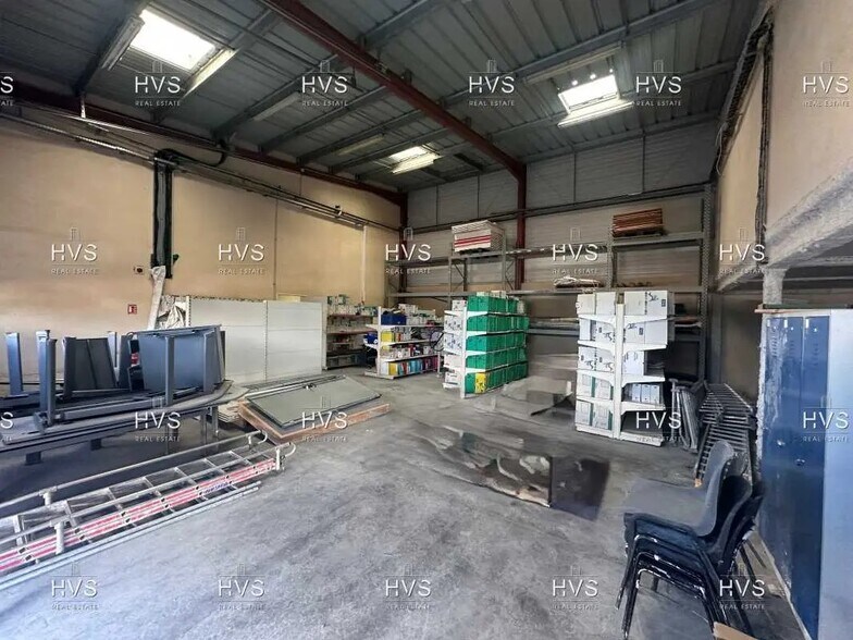 Industrial in Marignane for sale - Interior Photo - Image 1 of 8