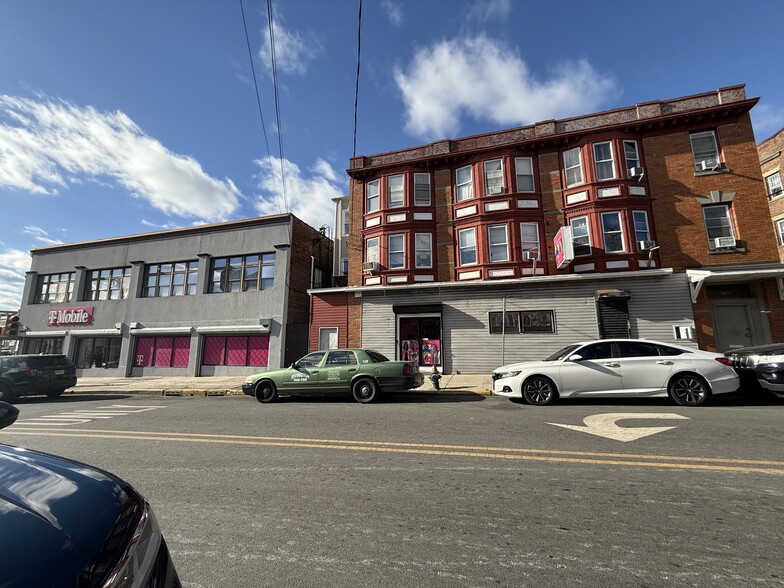 Four mixed-use commercial properties portfolio of 4 properties for sale on LoopNet.com - Primary Photo - Image 2 of 4