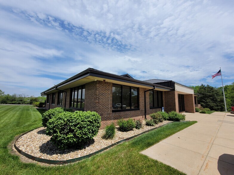 5830 SW Drury Ln, Topeka, KS for sale - Primary Photo - Image 1 of 1