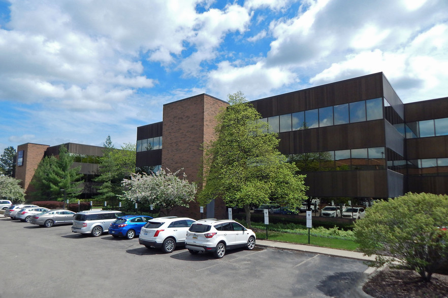 27555 Farmington Rd, Farmington Hills, MI for lease - Building Photo - Image 2 of 17