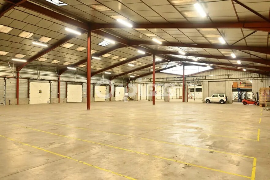 Industrial in Saint-Priest for lease - Interior Photo - Image 1 of 8