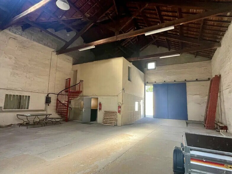 Flex in Carpentras for lease - Building Photo - Image 3 of 12