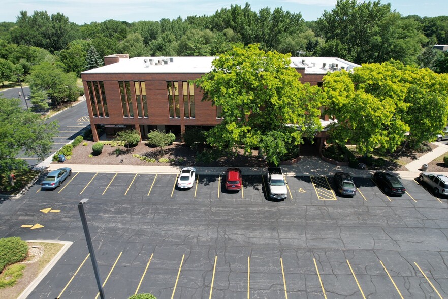 400 W Lake St, Roselle, IL for lease - Building Photo - Image 2 of 11