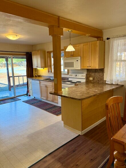 142 NW Front St, Prairie City, OR for sale - Interior Photo - Image 3 of 14