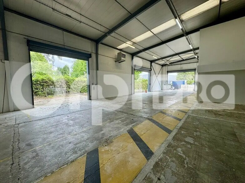 Office in Morangis for lease - Building Photo - Image 1 of 12