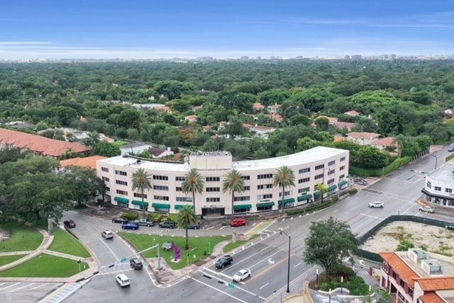 401 Coral Way, Coral Gables, FL for lease - Building Photo - Image 2 of 11