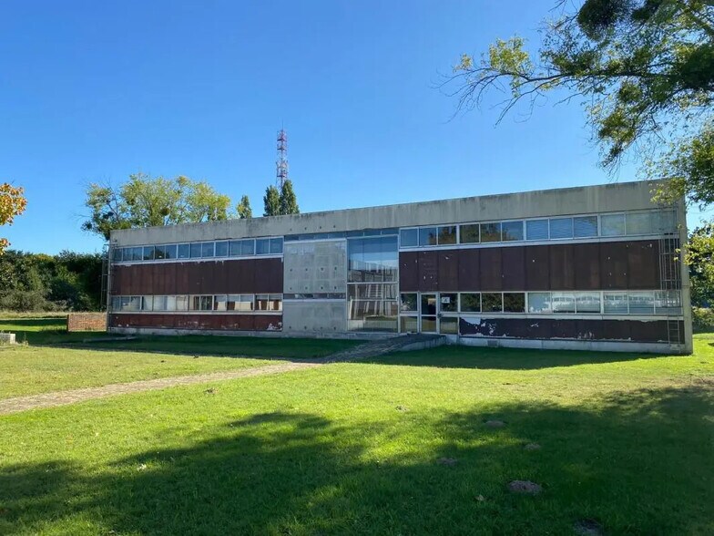 Retail in Épernon for lease - Building Photo - Image 2 of 6