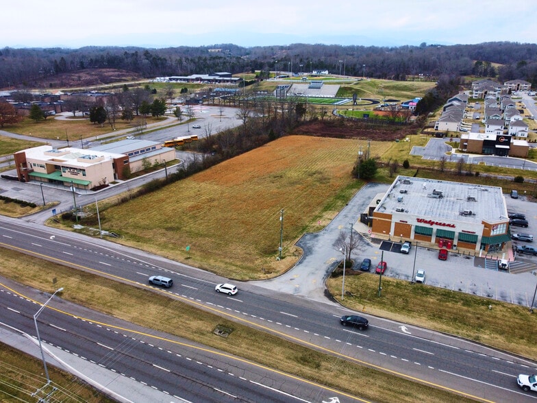 2141 N Charles G Seivers Blvd, Clinton, TN for lease - Building Photo - Image 2 of 14