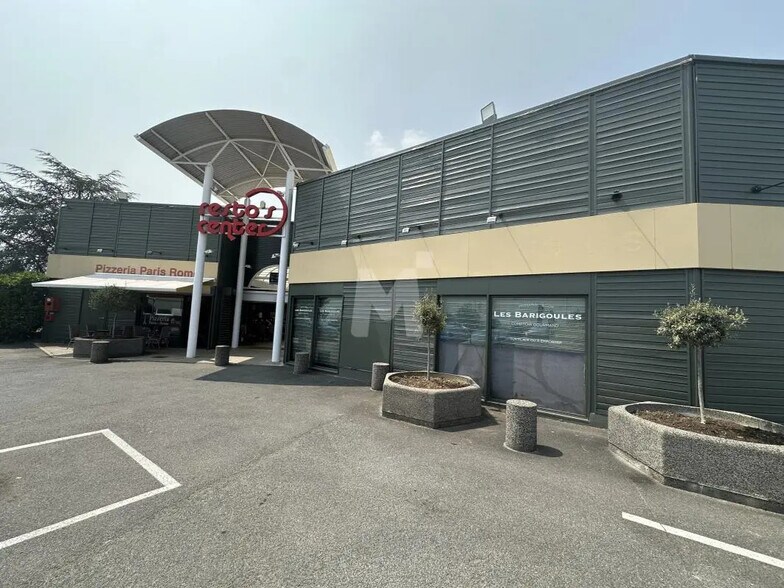 Retail in Villejust for lease - Building Photo - Image 2 of 6