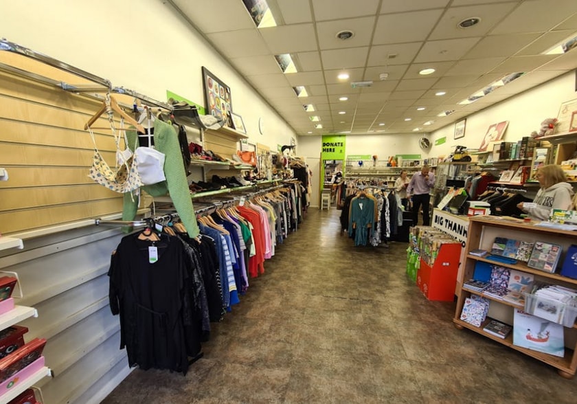 17 High St, Weybridge for lease - Interior Photo - Image 3 of 5