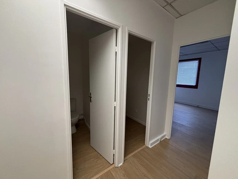 Office in Saint-Denis for lease - Interior Photo - Image 3 of 5