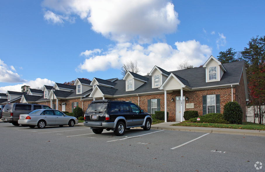 335-341 S Swing Rd, Greensboro, NC for lease - Building Photo - Image 2 of 6