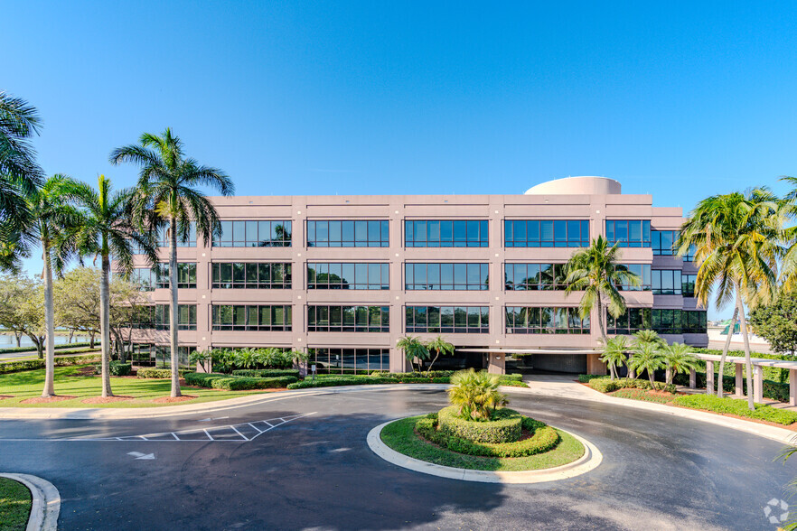 6303 Waterford District Dr, Miami, FL for lease - Primary Photo - Image 1 of 7