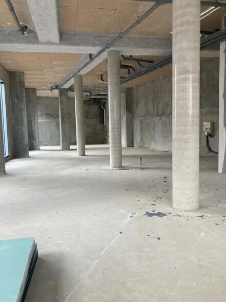 Retail in Bagneux for lease - Interior Photo - Image 2 of 7