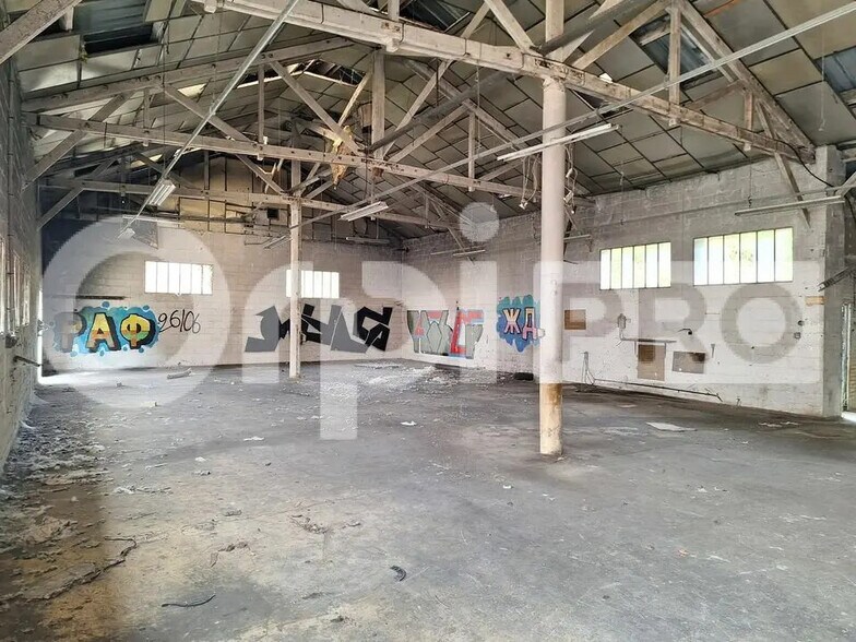 Flex in Attichy for lease - Building Photo - Image 3 of 6